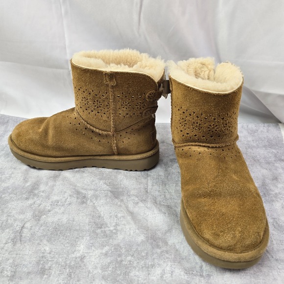UGG CLASSIC MINI DAE SUNSHINE PERFORATED CHESTNUT BOW BOOT US 5 Womens Girls - Picture 2 of 7